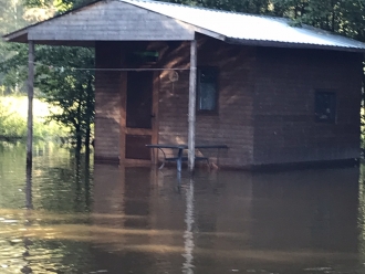 Zadní chatky byly pod vodou kompletně.