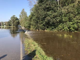 Voda šla přes silnici a propojila se s pískovnou.